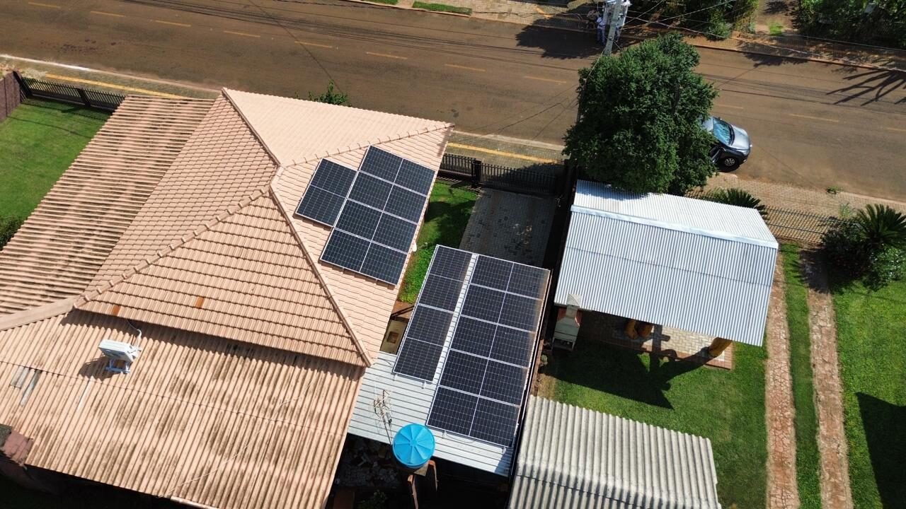 Painéis solares em telhado de telha cerâmica